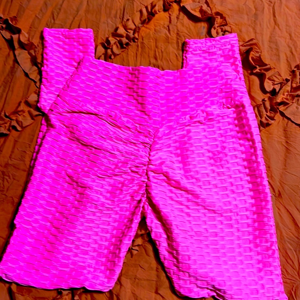 NWOT Pink Scrunch Butt leggings